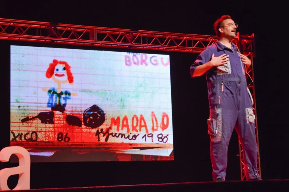 San Spiga y su inseparable amor por Maradona y por el arte, ya desde temprana edad, en el TEDxViedma. Fotos Emanuel Mirenghi para NoticiasNet.