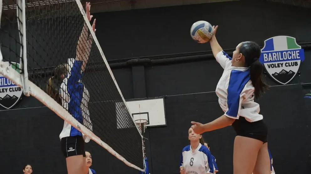 Las y los jóvenes participantes se midieron en handball, vóley, ringo, breakdance, básquet y atletismo
