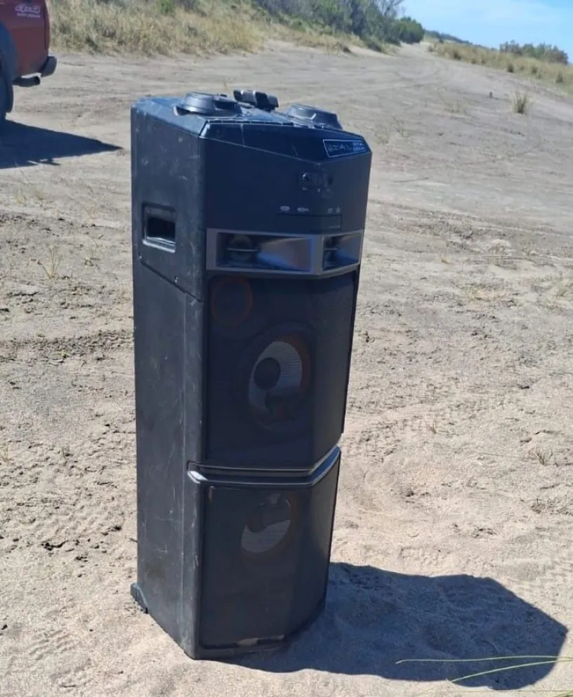 El parlante fue encontrado por la policía, escondido en costanera y calle 65. 