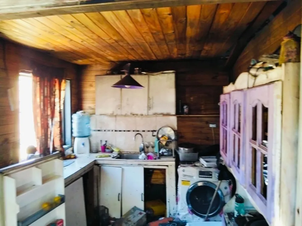 La vivienda fue gravemente afectada por las llamas. 