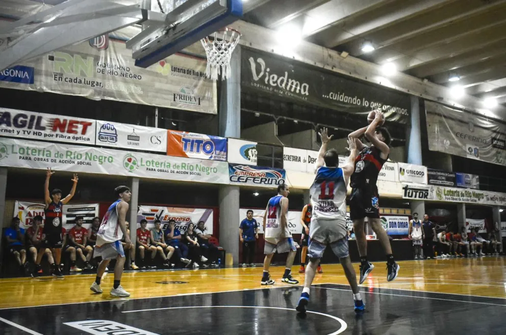 Triunfo y liderazgo para Deportivo Viedma: Fotos, Vanesa Schwemmler para NoticiasNet. 