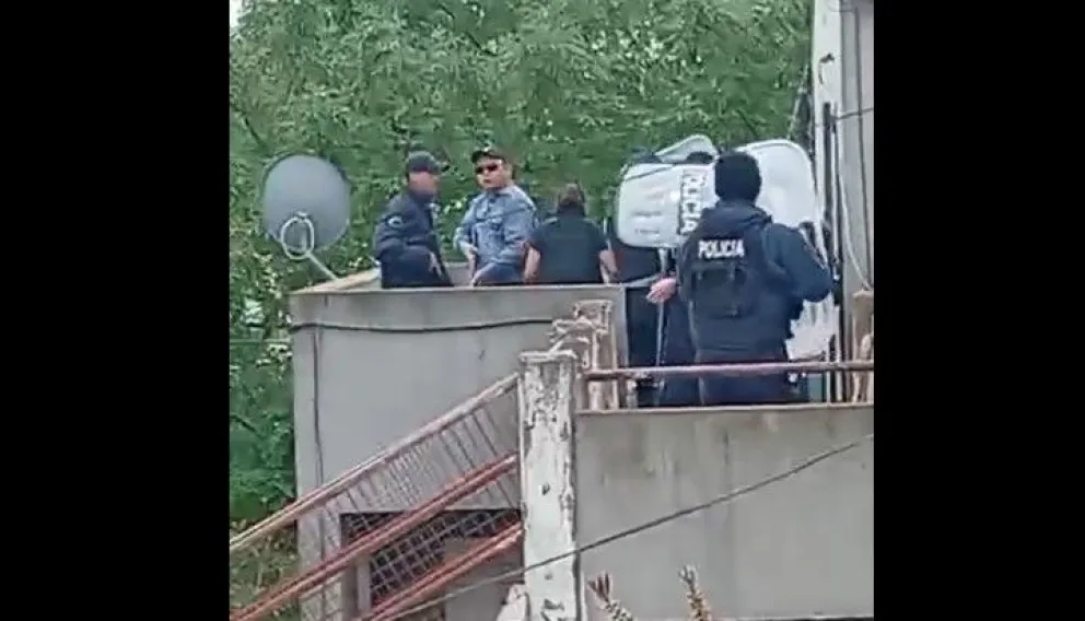 El personal policial en plena actividad durante esta tarde de martes en la capital rionegrina. 