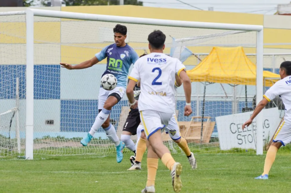 Ignacio Cellerino jugando la Liga Rionegrina de Fútbol. 