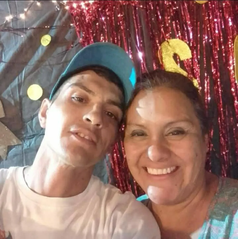 Amanda Romero con Gerardo, el joven asesinado. (Foto: gentileza)