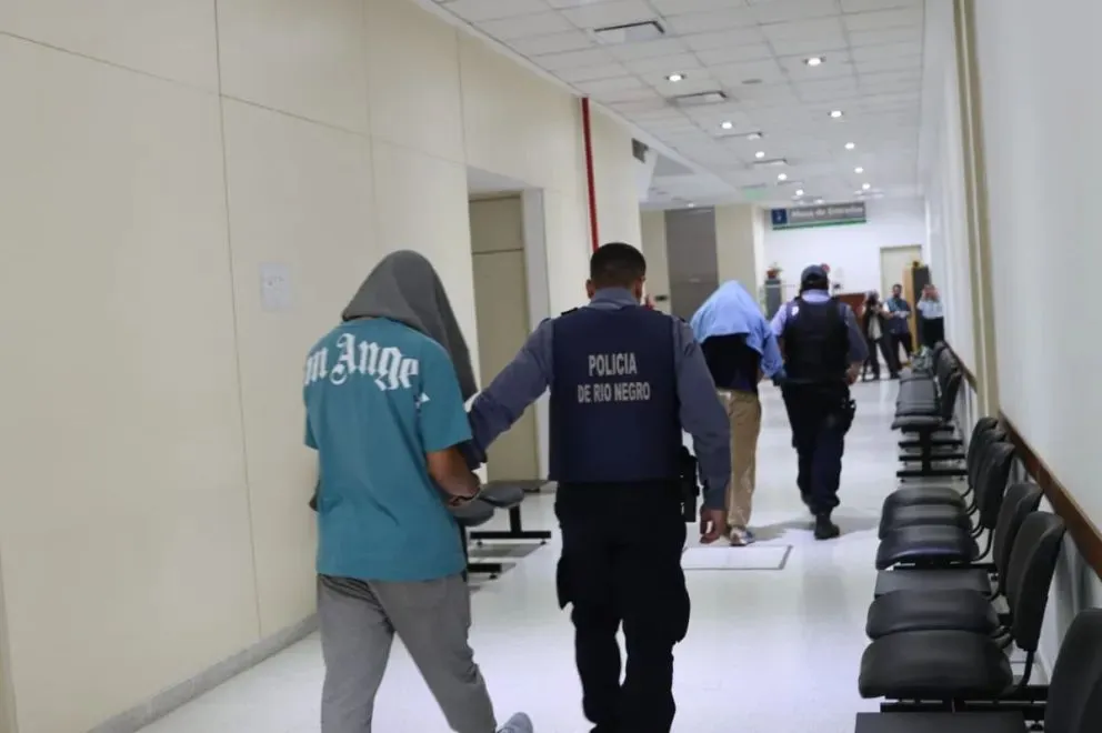 Los cuatro detenidos fueron trasladados a los tribunales de Roca para la audiencia de formulación de cargos. Foto: Tania Domenicucci - ANR