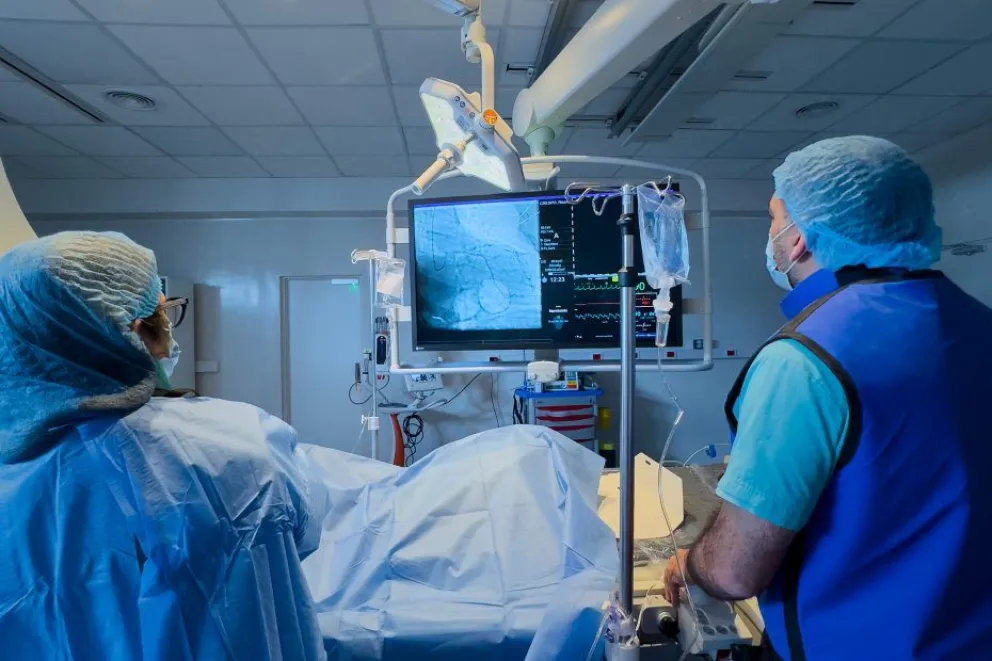 Es una combinación de dos sistemas de creación de imágenes digitales 3D.