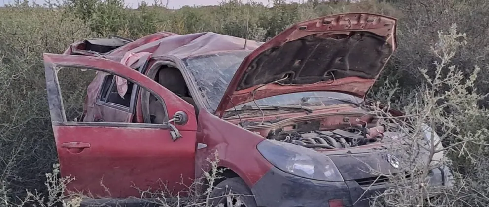 Así quedó el vehículo tras el vuelco. Foto: gentileza de FM Éxitos.