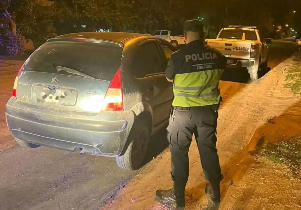 El personal policial en pleno operativo de prevención. 