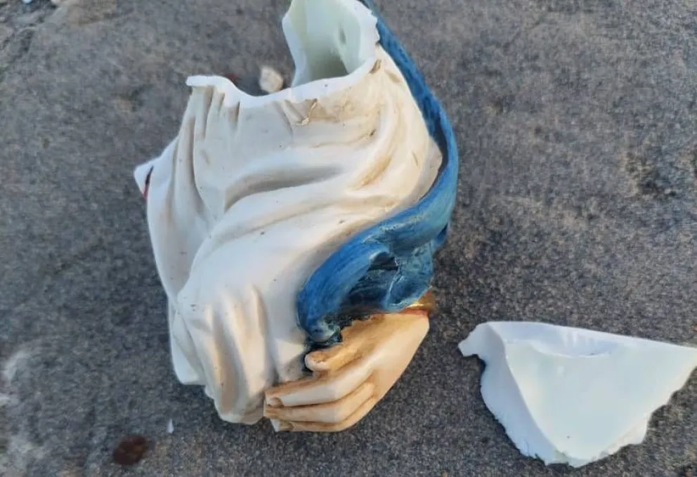 Los restos de la imagen de la Virgen quedaron esparcidos en los alrededores de la ermita. 