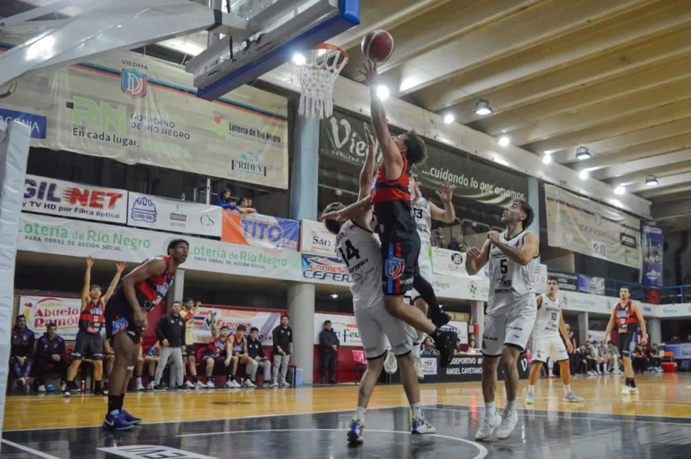 Deportivo Viedma y el reencuentro con el triunfo. Fotos: Emanuel Mirenghi para NoticiasNet.