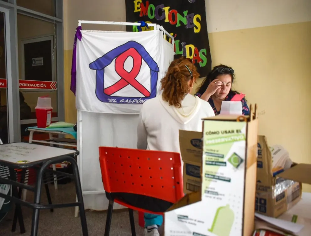 Testeo rápido en el hall del Hospital Zatti de Viedma. Foto: Vanesa Schwemmler