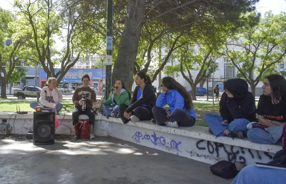 Previo a la actividad de hoy, se realizó una "sentada" contra la violencia digital. Foto: Vanesa Schwemmler.
