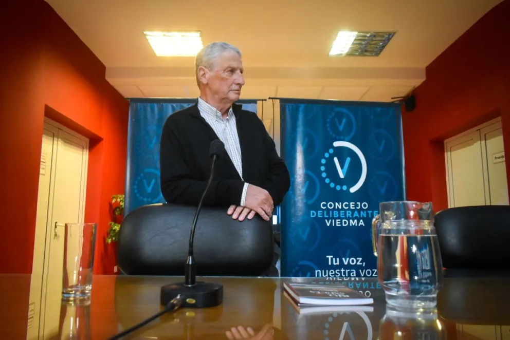 Horacio Massaccesi y su nuevo libro. (Fotos Vanesa Schwemmler).