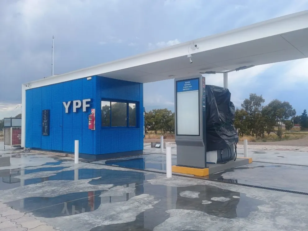 Estación de servicio YPF en El Cóndor. 