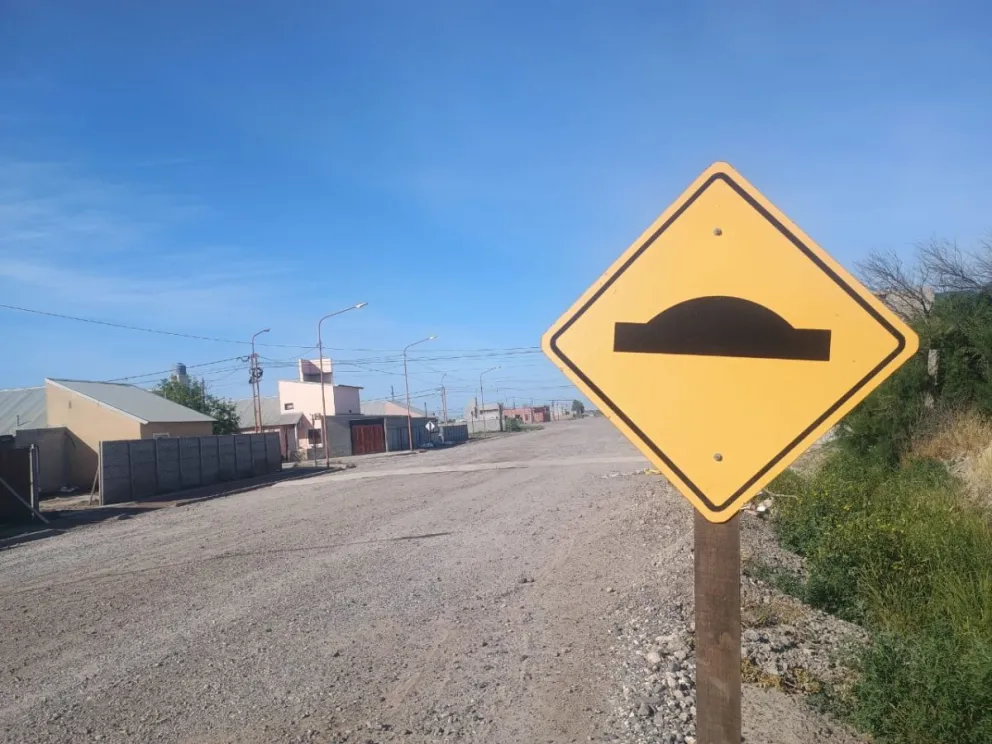 El controvertido lomo de burro de Alicia Moreau de Justo tiene su cartel de advertencia (Foto: Vanesa Schwemmler)