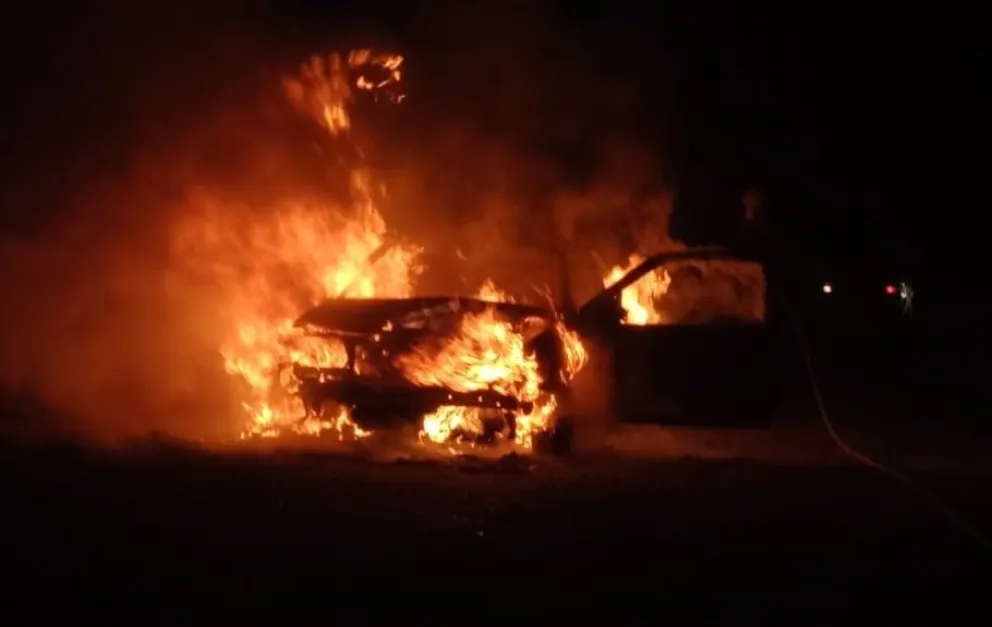 Las llamas consumieron rápidamente al automóvil. 