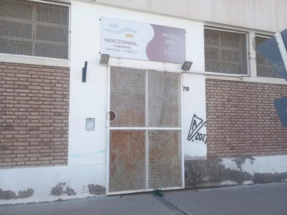 Radio Nacional Viedma con cambios y con reja de por medio. Foto Vanesa Schwemmler para NoticiasNet.