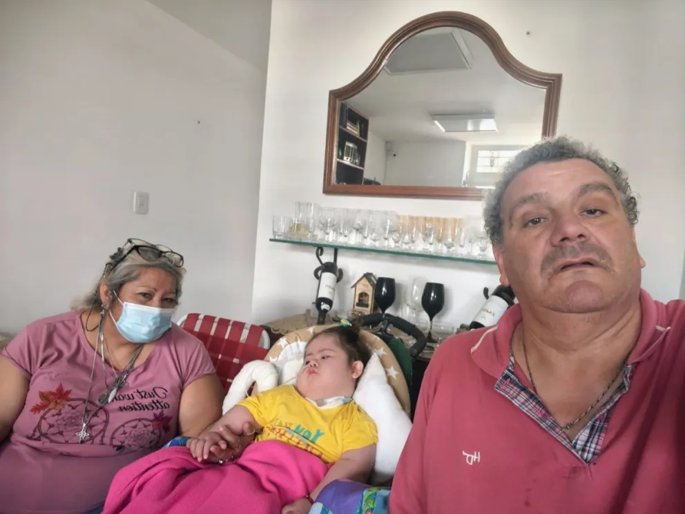 Alejandro Rega, su esposa y su pequeña Jazmín. 