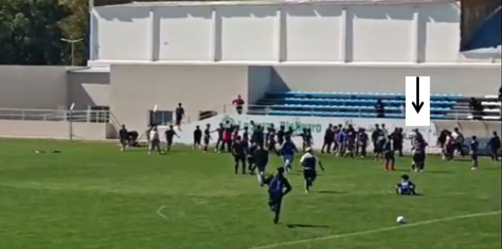 La pelea se originó en la categoría 2011 de Liga Rionegrina. 