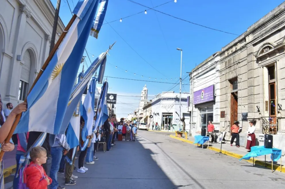 La actividad incluyó intervenciones artísticas y una reflexión sobre los hechos históricos vinculados al distrito.