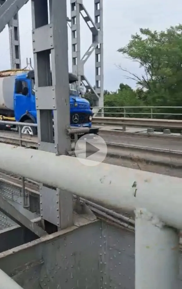 Un peatón captó en pleno cruce al camión de agua. 