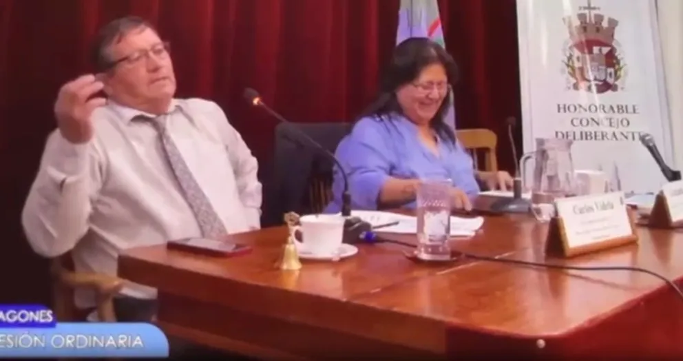 Carlos Videla y una actitud poco habitual en pleno Concejo. 