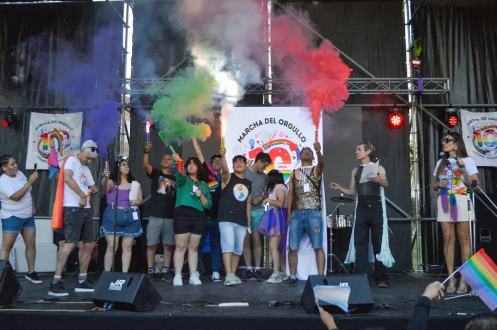 La comunidad LGBTIQ+ llena de orgullo en Viedma. Fotos Emanuel Mirenghi para NoticiasNet. 