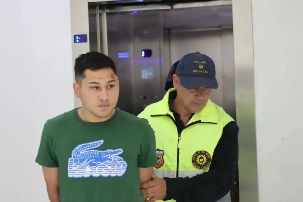 Araneda ingresó esposado al edificio de tribunales esta mañana. Podría afrontar una pena de prisión efectiva por la muerte de las cuatro personas. Foto: Tania Domenicucci.