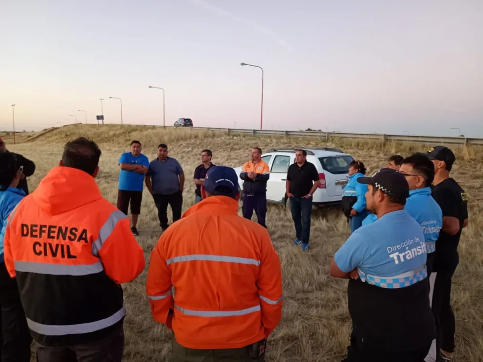 El equipo de Defensa Civil de Patagones en una de las tantas actividades diarias. 