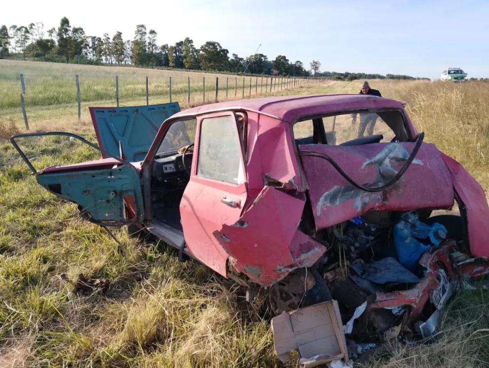 El rodado menor terminó al costado de la ruta, con serios daños materiales.