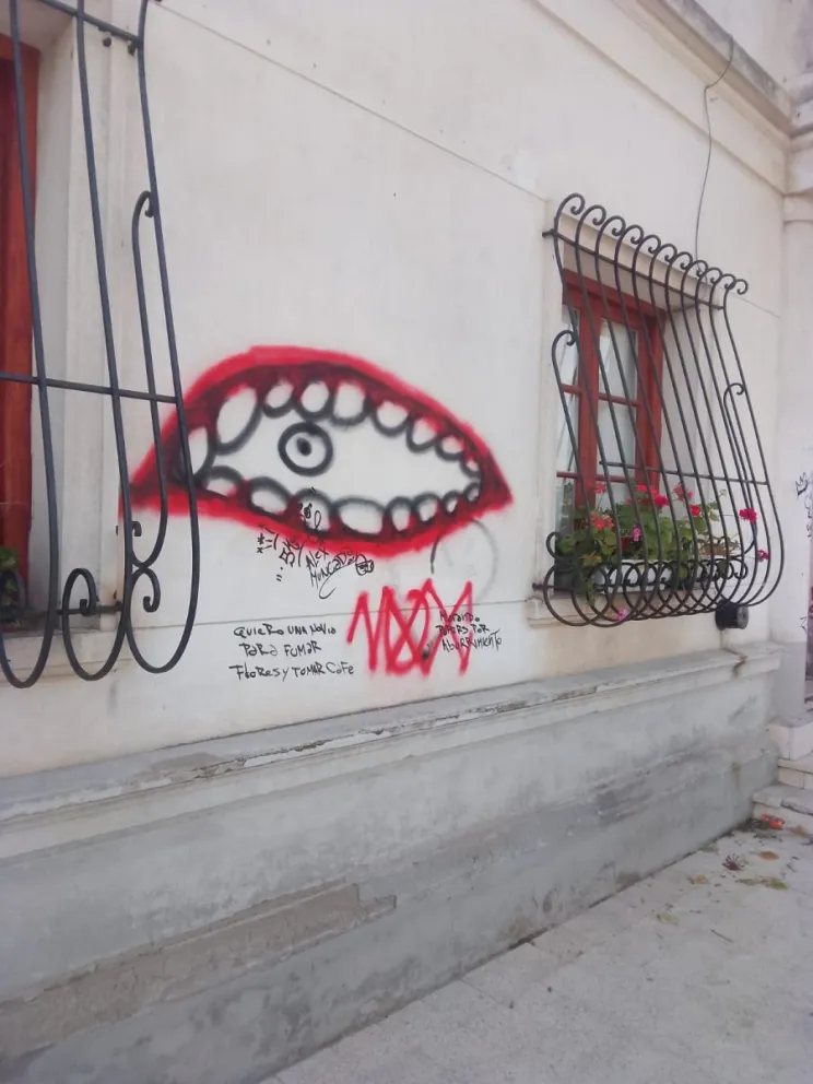 Las nuevas pintadas aparecieron este lunes. 