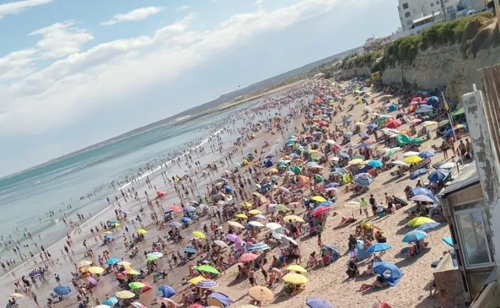 El clima cálido acompañó la llegada de turistas en la costa.