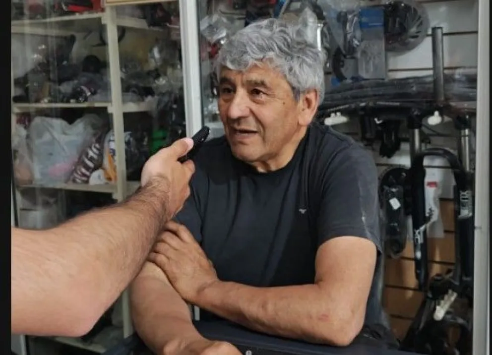 El histórico bicicletero viedmense habló de su tarea y servicios. 