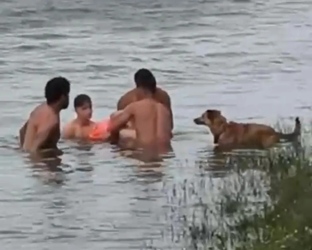 Dramática escena en el río Negro en la zona del Barco Hundido. Captura de video. 