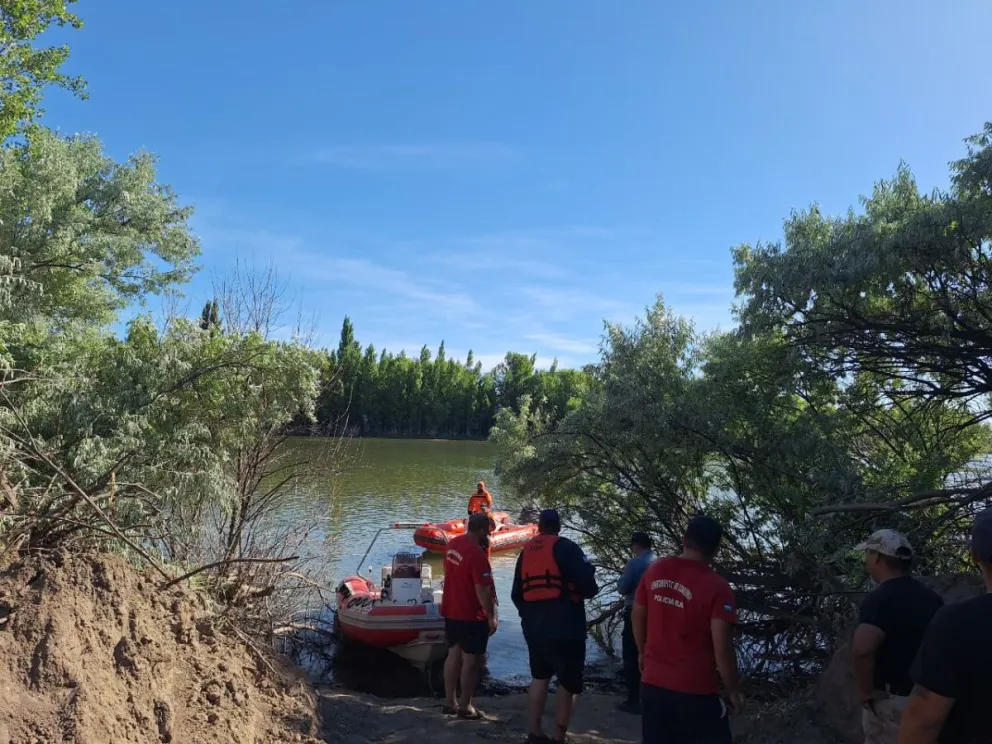 Prefectura y Bomberos trabajaron intensamente para dar con los tres cuerpos en el río Negro. Fotos gentileza. 