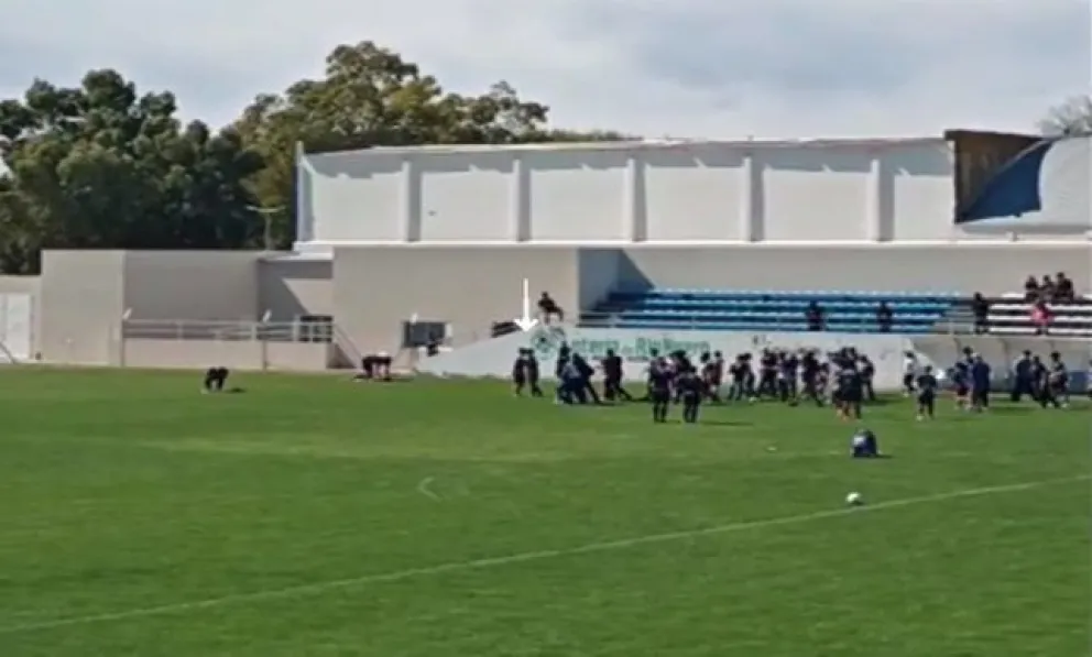 La pelea ocurrió en un partido de la categoría 2011 entre Peña Azul y Oro y Sol de Mayo. 