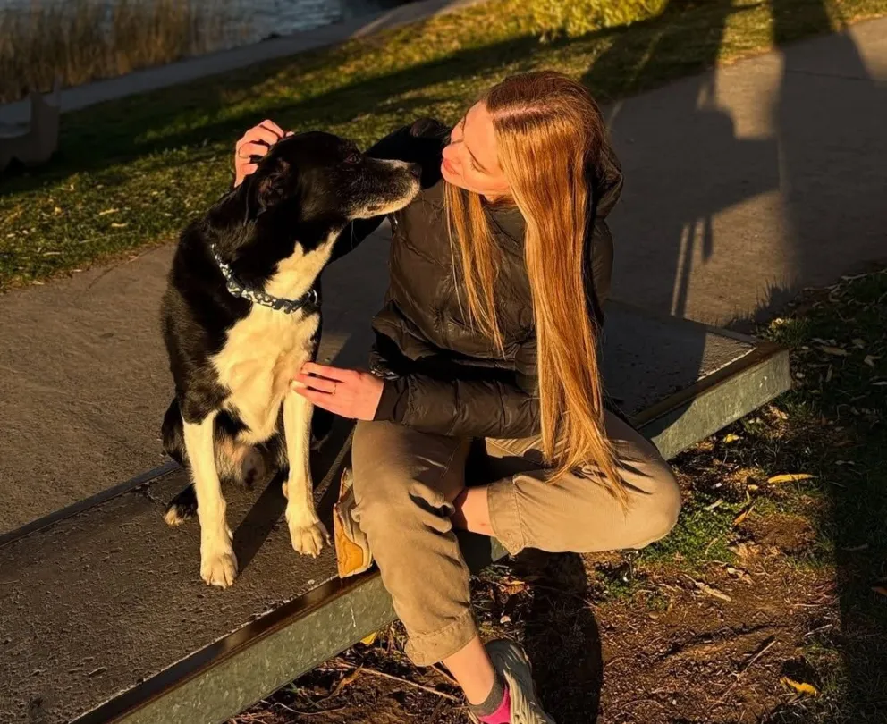 Perro atacado y su dueña, dos compañeros inseperables. Foto Instagram. 