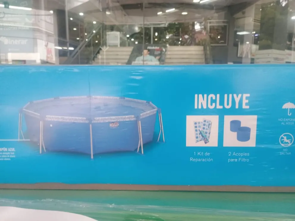 Comercios de Viedma ya venden a buen ritmo piletas de lona (Foto: Vanesa Schwemmler)