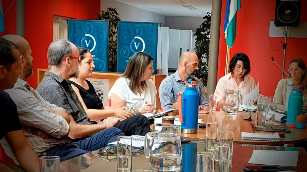 Reunión ampliada con los y las concejales para fundamentar el proyecto de Presupuesto 2026. Foto gentileza.