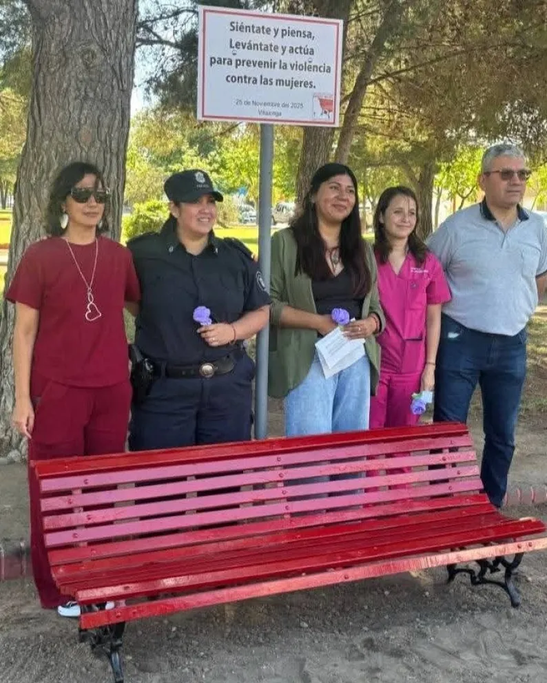 El banco rojo simboliza la lucha contra la violencia machista. Foto: Archivo de NoticiasNet. 