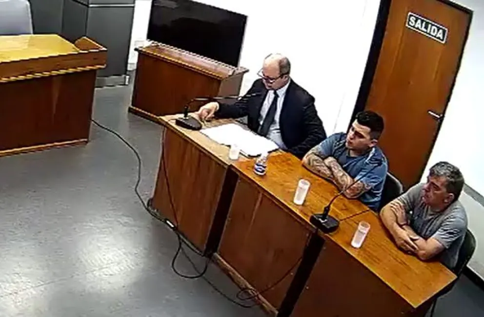 Gabriel y Juan Manuel Fresco con el defensor Favio Igoldi (Foto: captura)