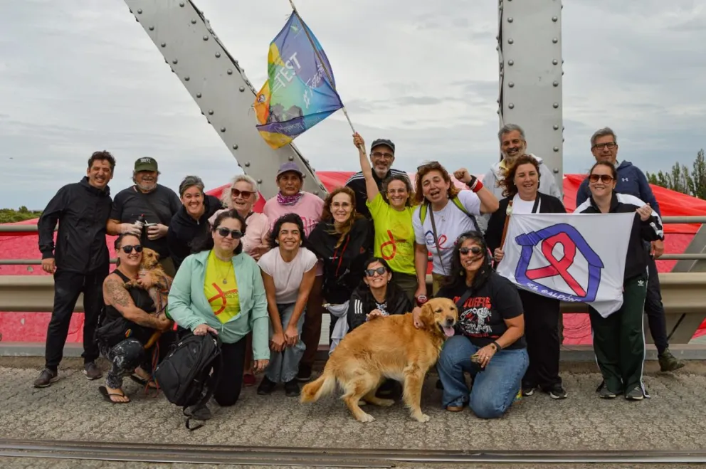 Jornada de concientización en el Puente Ferrocarretero viedmense. Fotos Emanuel Mirenghi para NoticiasNet. 