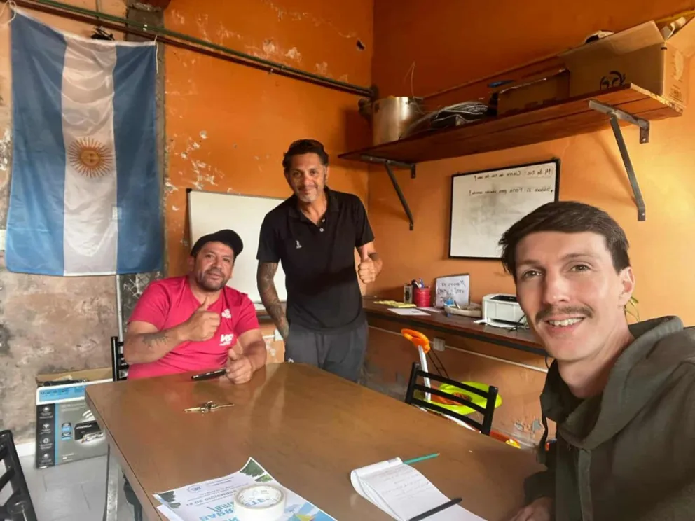 Vecinos del barrio Santa Clara se reunieron con el presidente de la Junta Vecinal. 