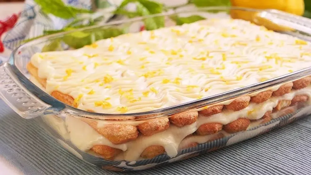 Postre helado de vainillas y limón. 