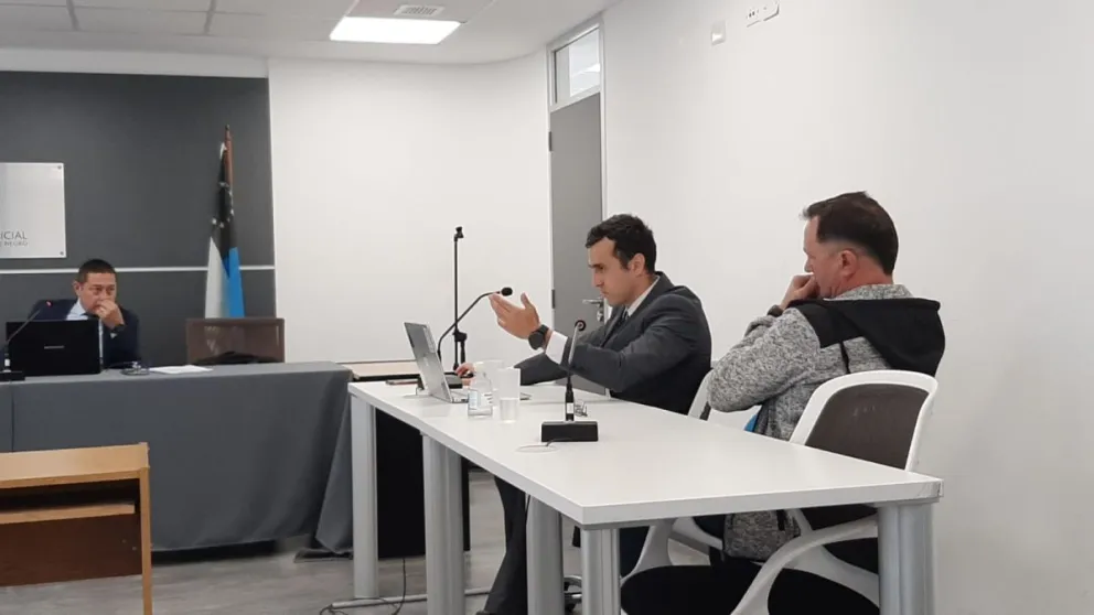 El abogado Aldo Bustamante y el condenado Gregorio Brost, de espalda. Fotos NoticiasNet. 