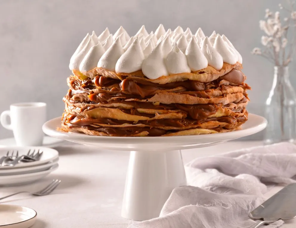 Torta rogel con tapas de empanada.