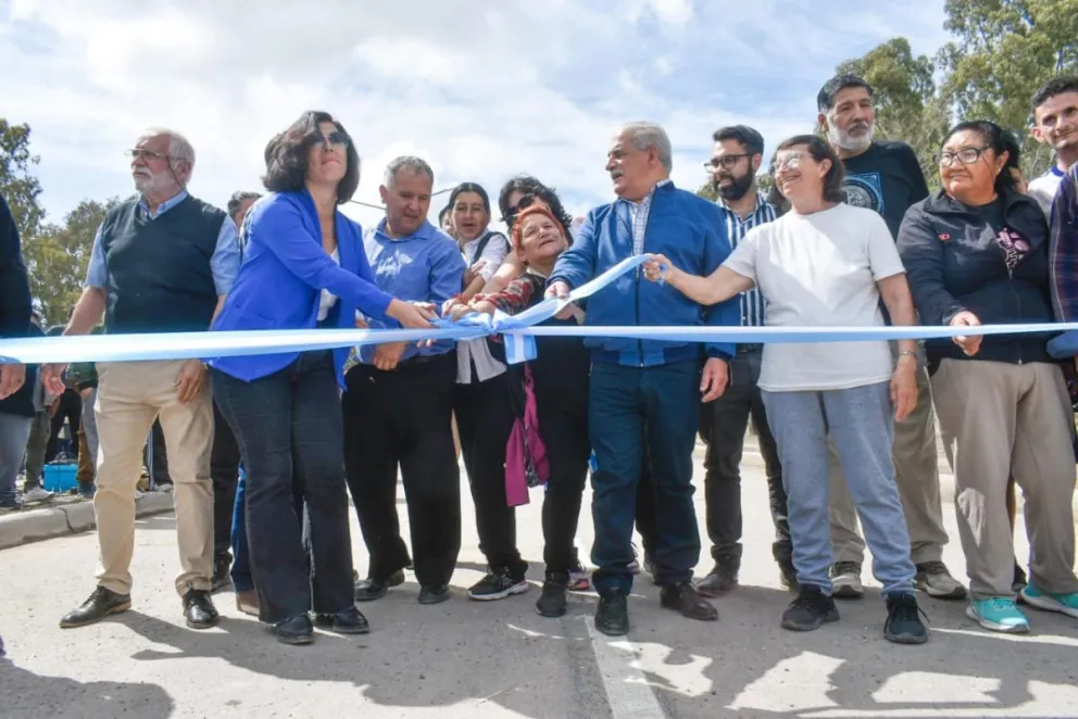 Vecinos y vecinas se acercaron a ser testigos de una obra muy esperada en el partido. Fotos: Vanesa Schwemmler