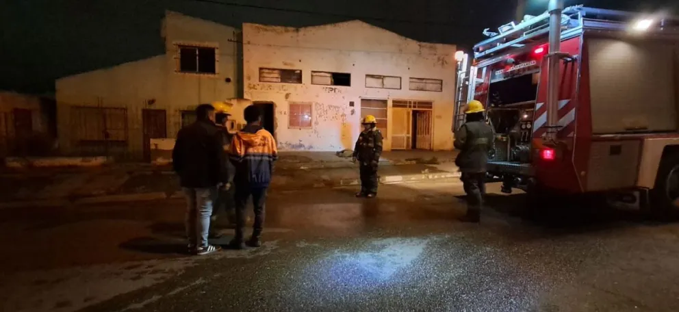 Los bomberos trabajaron en el lugar del hecho. 