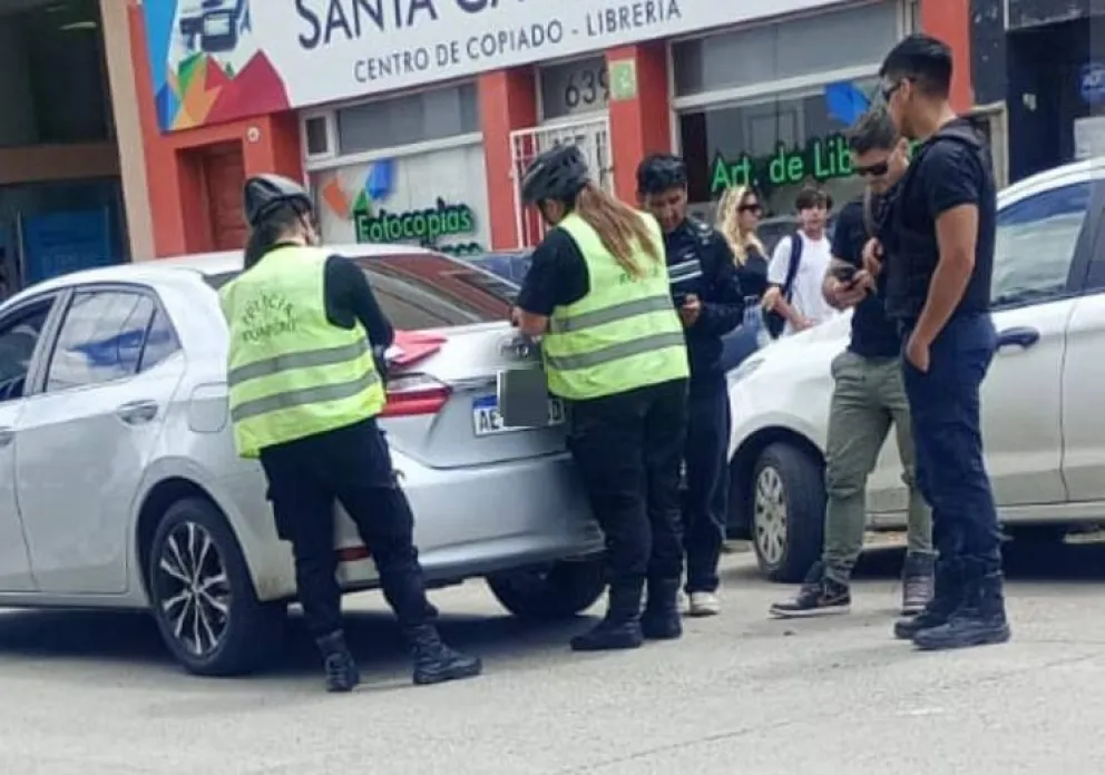 La Policía de la Comisaría Primera intervino rápidamente en el lugar. Fotos gentileza. 