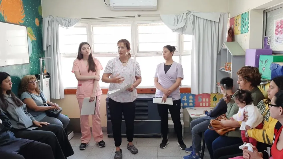 El hall de la salita del barrio Guido tuvo una charla-debate especial. Fotos NoticiasNet. 